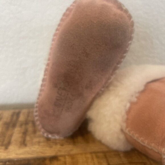 Minnetonka Moccasins Pink Lambs Wool Suede BOOTIES BOOTS Size 5 Infant READ FLAW - Picture 10 of 12